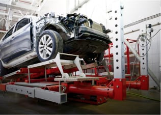 Восстановление геометрии кузова на стенде для вытяжки автомобилей